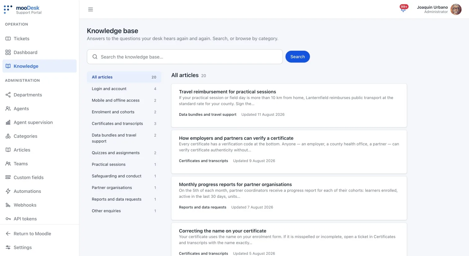 La base de conocimiento de mooDesk: un campo de búsqueda, categorías con su número de artículos y una lista de artículos.