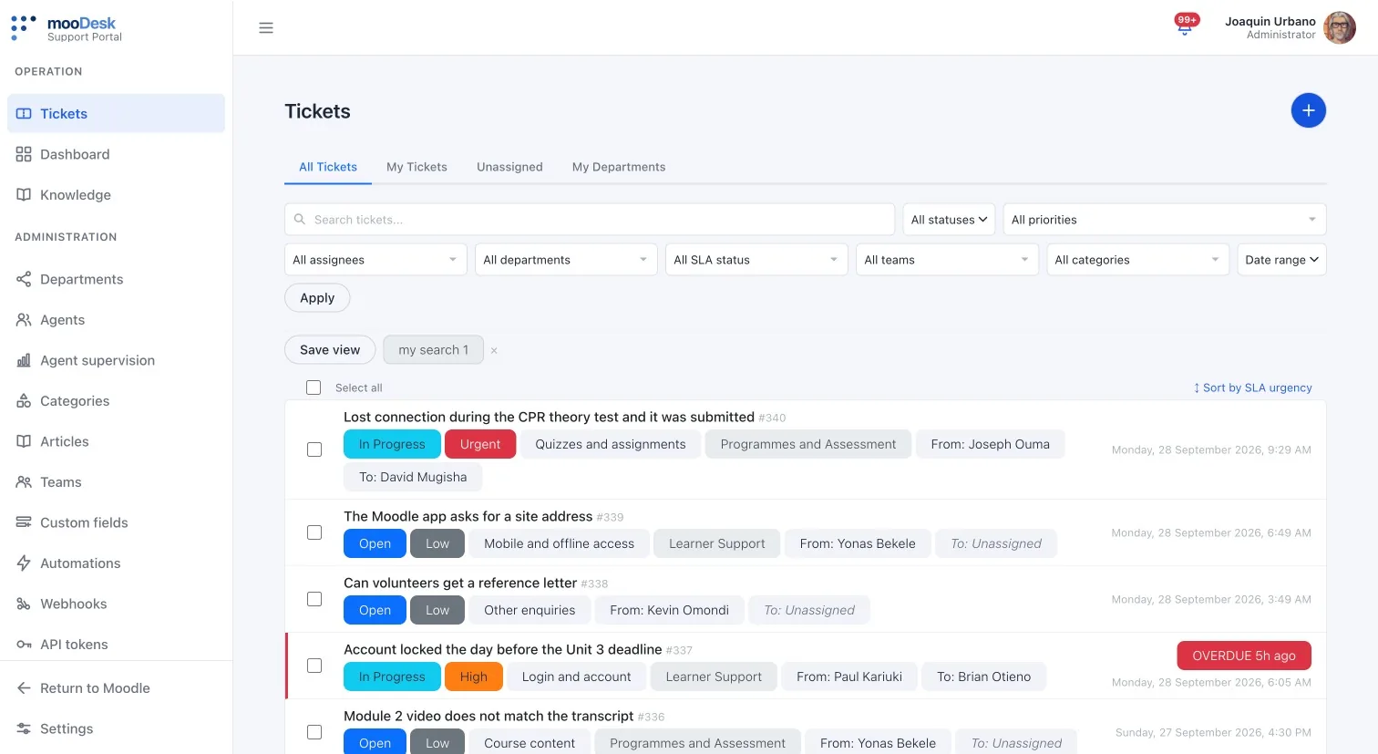 La cola de tickets de mooDesk: una lista filtrada de tickets, cada uno con su estado, prioridad, categoría, solicitante y agente asignado.